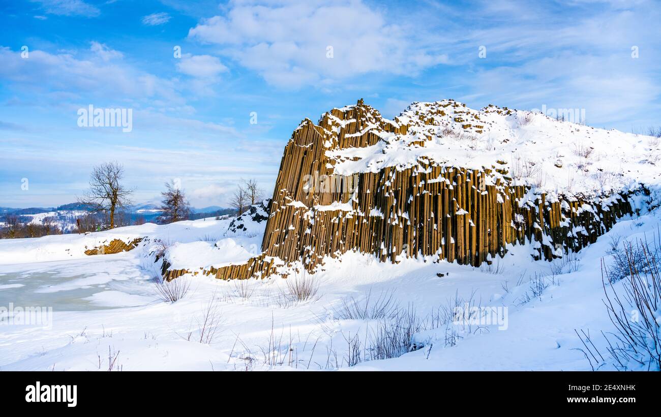 Panska skala - formazione rocciosa di colonne basaltiche pentagonali ed esagonali. Assomiglia a tubi d'organo giganti. Coperto di neve e ghiaccio in inverno. Kamenicky Senov, Repubblica Ceca. Foto Stock