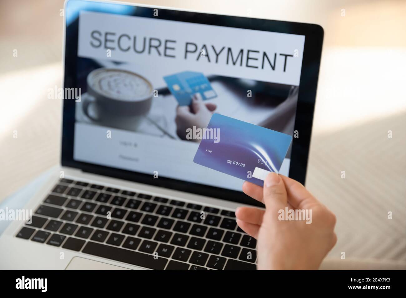 Primo piano donna che tiene la carta di credito di plastica, utilizzando il computer portatile Foto Stock