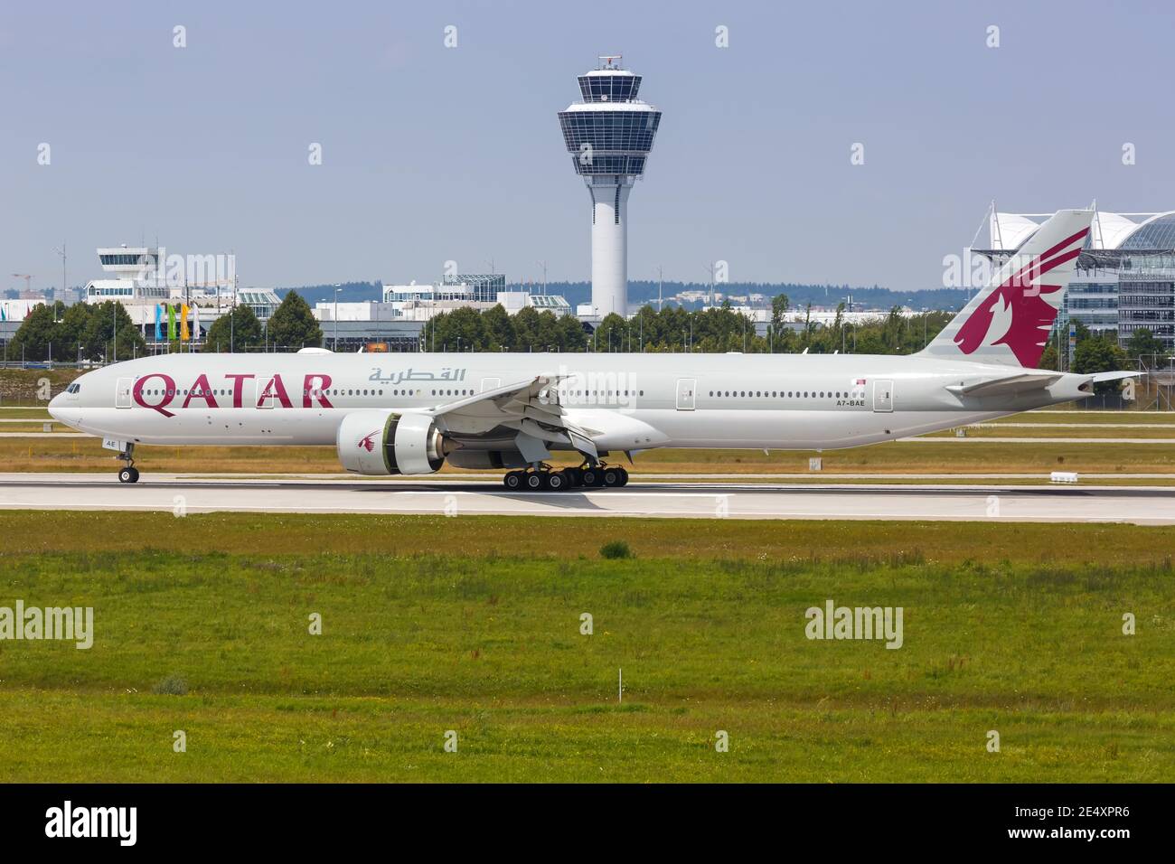 Monaco, Germania - 20 luglio 2019: Aereo Qatar Airways Boeing 777-300ER all'aeroporto di Monaco (MUC) in Germania. Boeing è un produttore americano di aeromobili Foto Stock