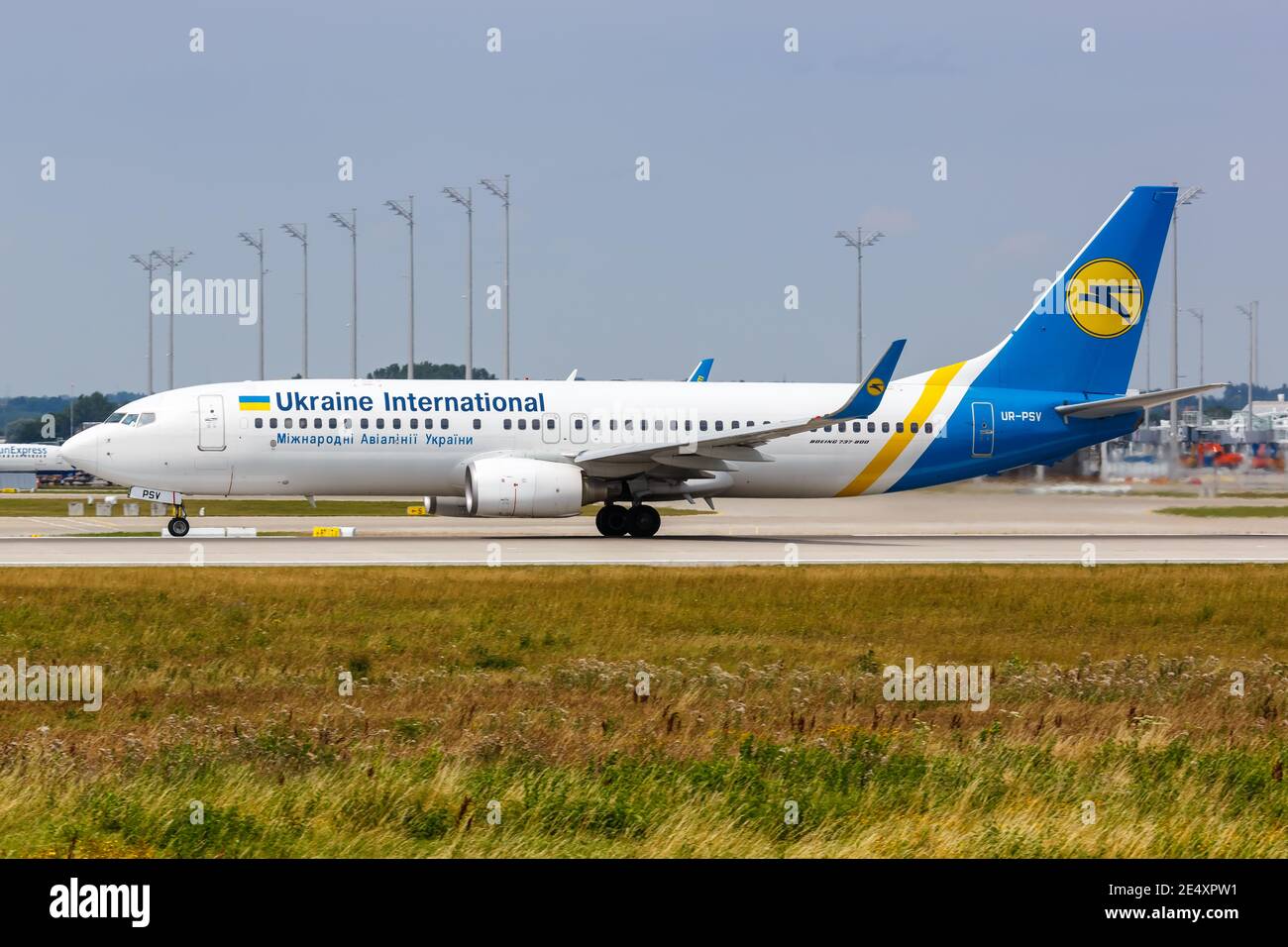 Monaco, Germania - 20 luglio 2019: Ukraine International Airlines Boeing 737-800 aereo all'aeroporto di Monaco (MUC) in Germania. Foto Stock