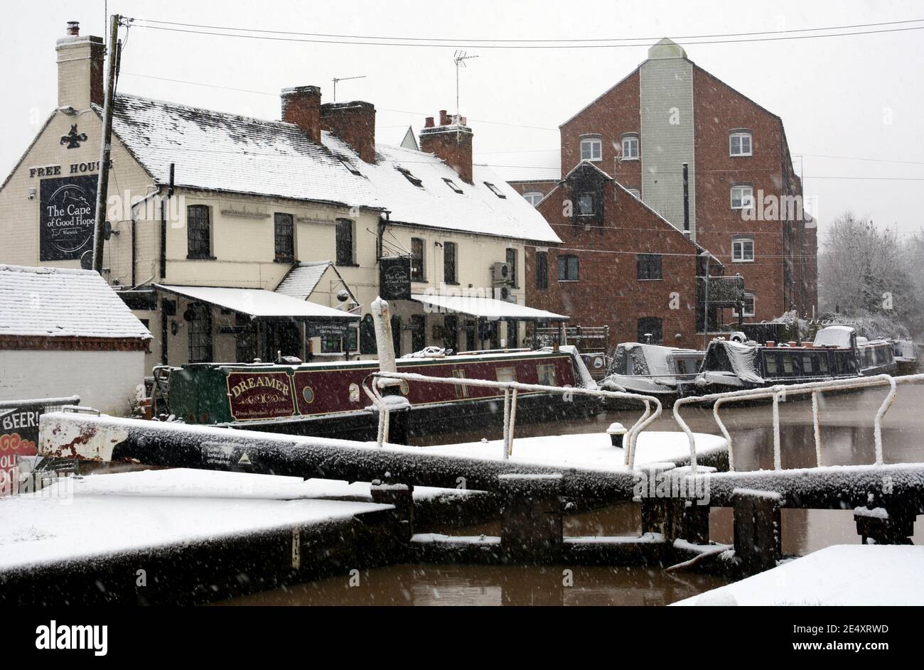 Il Cape of Good Hope pub sul Canal Grand Union in tempo nevoso, Warwick, Warwickshire, Inghilterra, Regno Unito Foto Stock