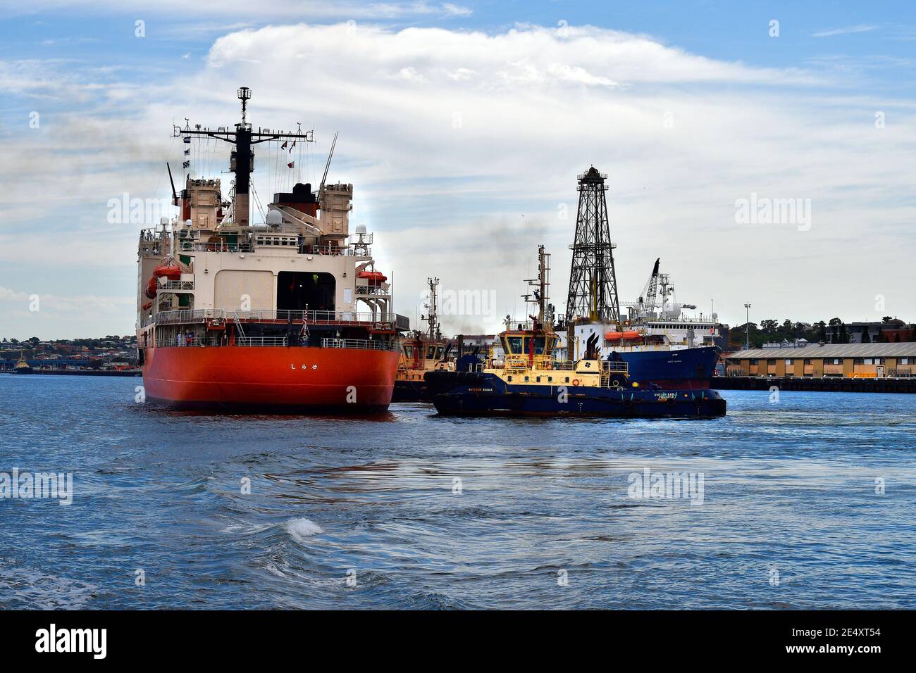 Perth, WA, Australia - 27 novembre 2017: Nave da tiro e rimorchiatore con sbarco sul porto Interno di Fremantle Foto Stock