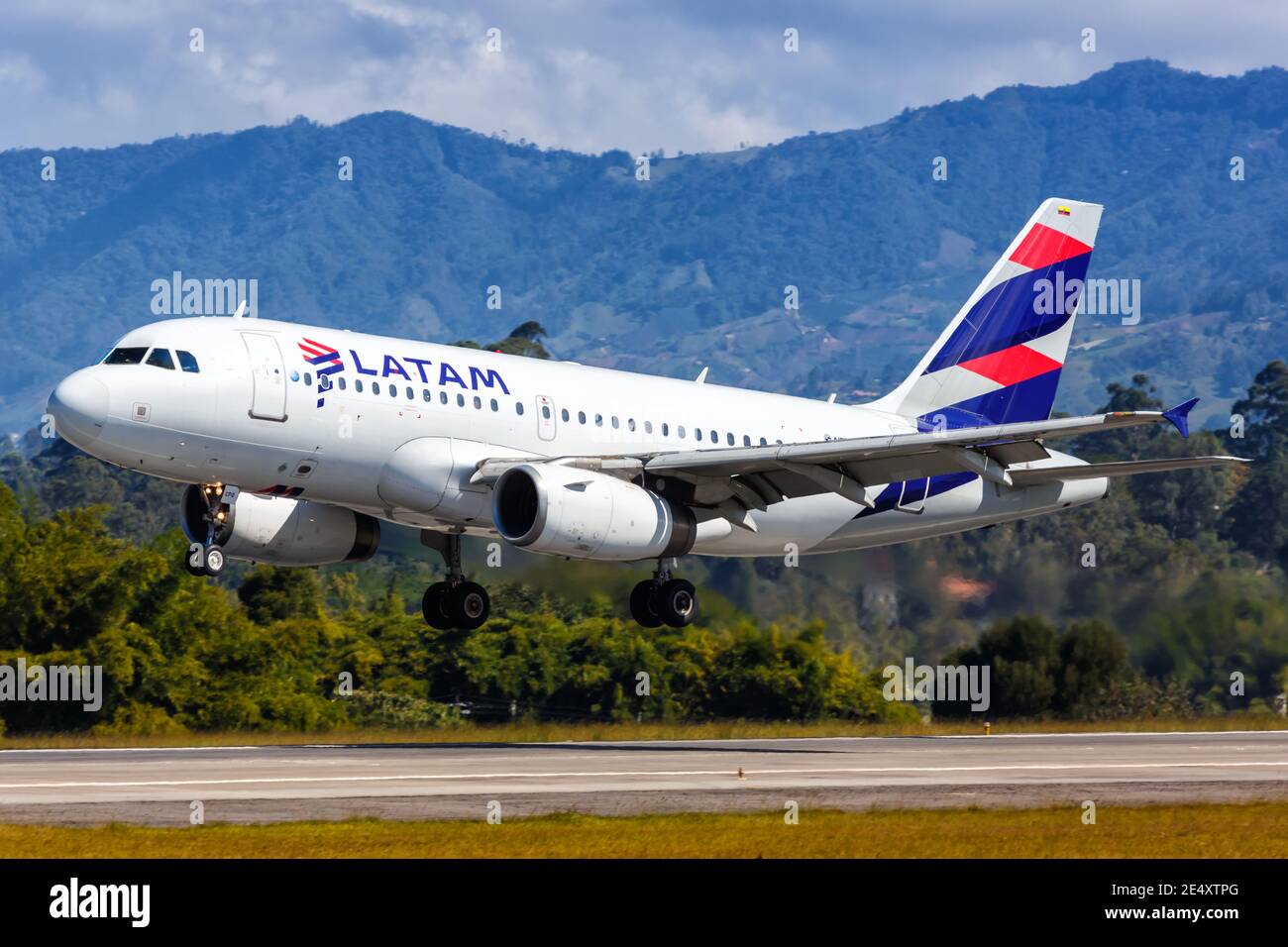 Medellin, Colombia – 26 gennaio 2019: LATAM Airbus A319 aereo all'aeroporto Medellin (MDE) in Colombia. Airbus è un produttore europeo di aeromobili ba Foto Stock