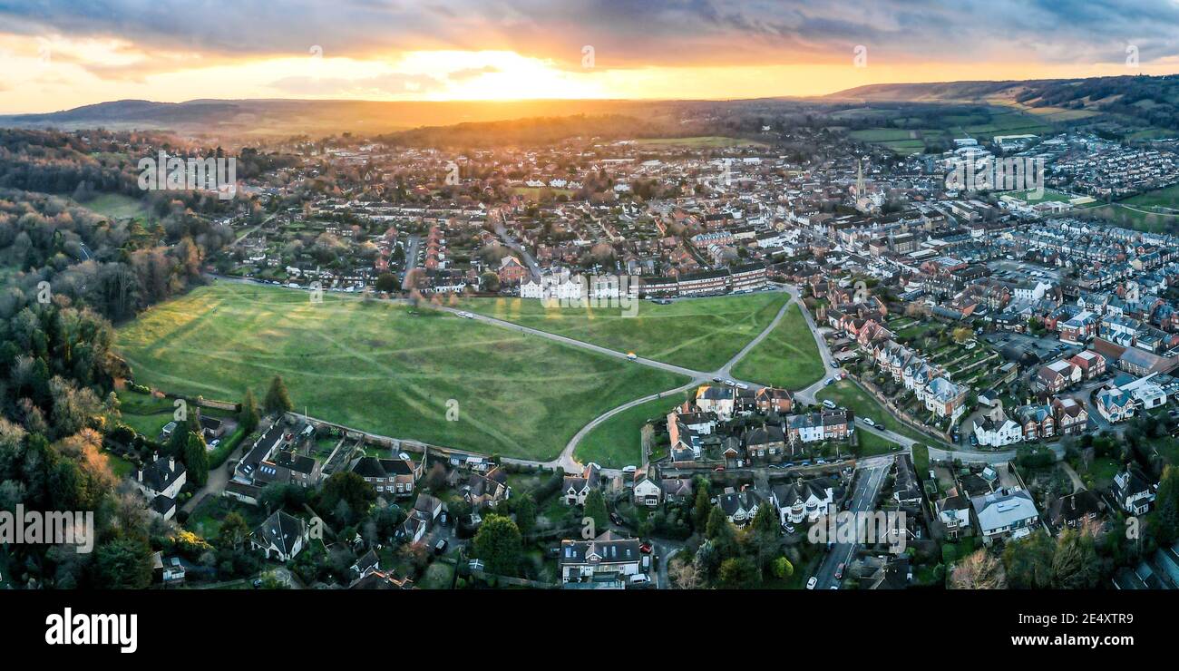 Regno Unito: Vista aerea di Dorking, una bella città di mercato situata nelle colline Surrey, nel sud-est dell'Inghilterra Foto Stock