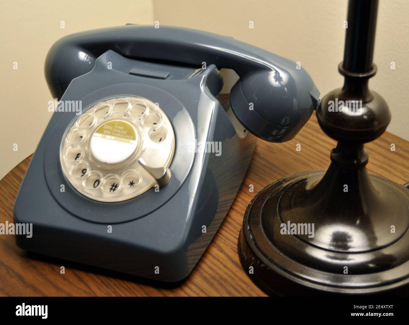 Retro UK 1970 Telefono su scrivania in legno Foto Stock