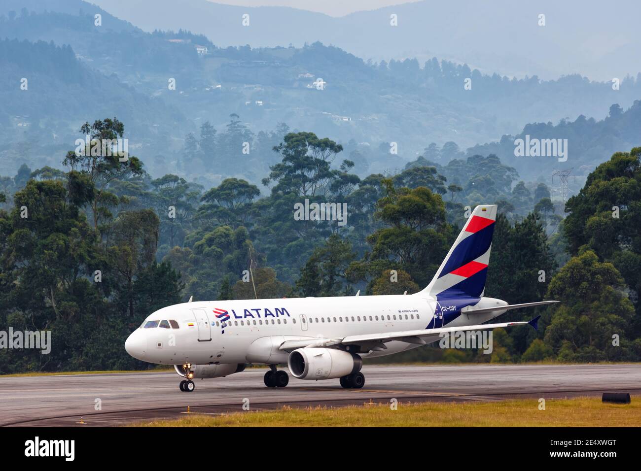 Medellin, Colombia – 27 gennaio 2019: Aerei LATAM Airbus A319 all'aeroporto di Medellin (MDE) in Colombia. Airbus è un produttore europeo di aeromobili b Foto Stock