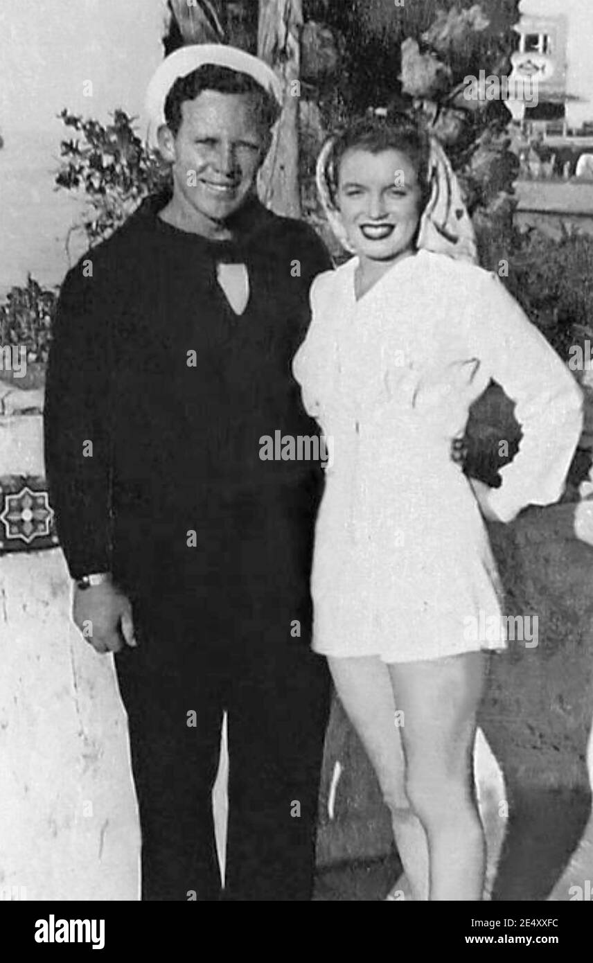 MARILYN MONROE (1926-1962) attrice cinematografica americana con il suo primo marito James Dougherty circa 1942 Foto Stock