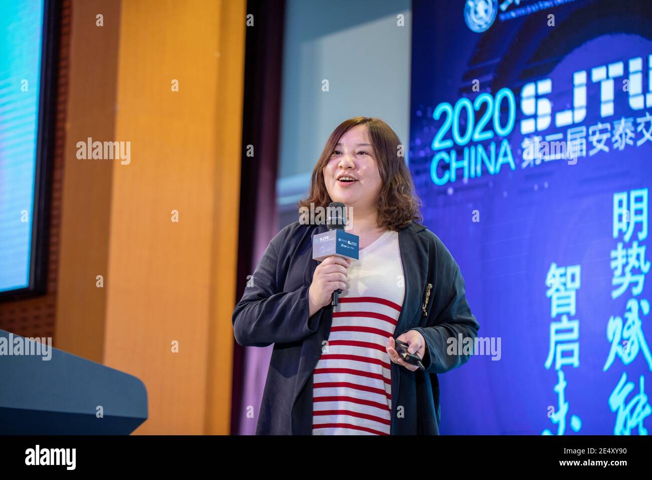 --FILE - Yu le, co-fondatori di Dingdong Maicai, una piattaforma di e-commerce per le verdure fresche, ha tenuto un discorso durante un forum tenutosi a Shanghai Jiao Tong Unive Foto Stock