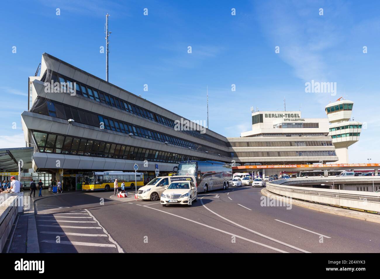 Berlino, Germania - 11 Settembre 2018: Terminale e torre presso l'aeroporto Tegel di Berlino (TXL) in Germania. Foto Stock