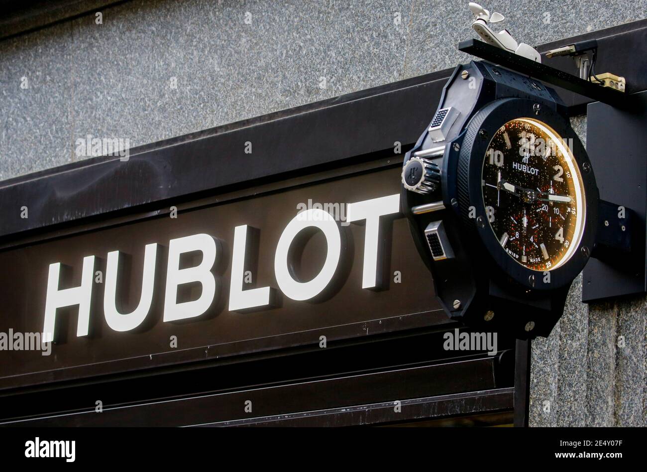 Il logo della società è visibile in un negozio di orologi Hublot di LVMH,  come continua