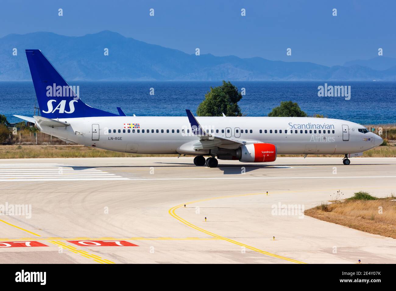Rodi, Grecia – 12 settembre 2018: Velivolo SAS Scandinavian Airlines Boeing 737 all'aeroporto di Rodi (RHO) in Grecia. Boeing è un aereo americano m Foto Stock