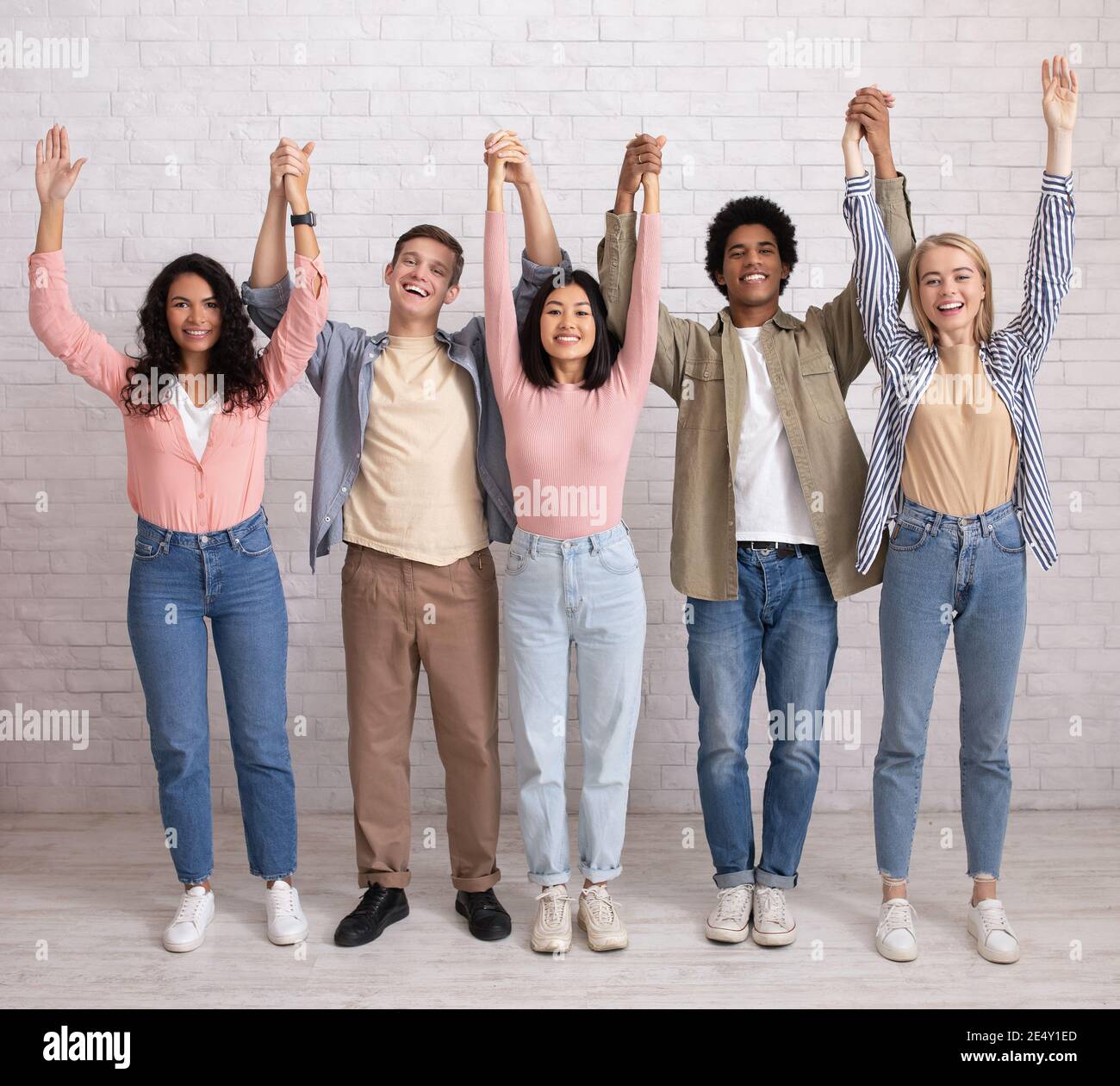 Lavoro di squadra, supporto da parte di amici in studi e emozioni di successo Foto Stock