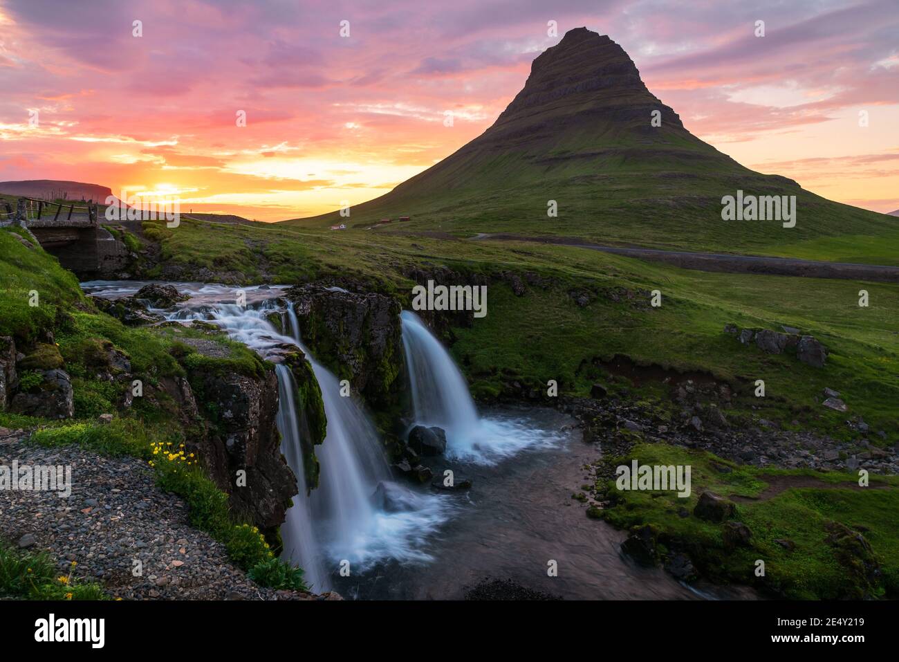 Maestosa montagna Kirkjufell sotto un cielo colorato a mezzanotte in estate Foto Stock