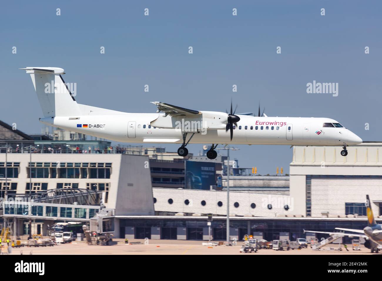 Stoccarda, Germania – 21 maggio 2018: Aeromobile Eurowings Bombardier DHC-8-400 all'aeroporto di Stoccarda (Str) in Germania. Foto Stock