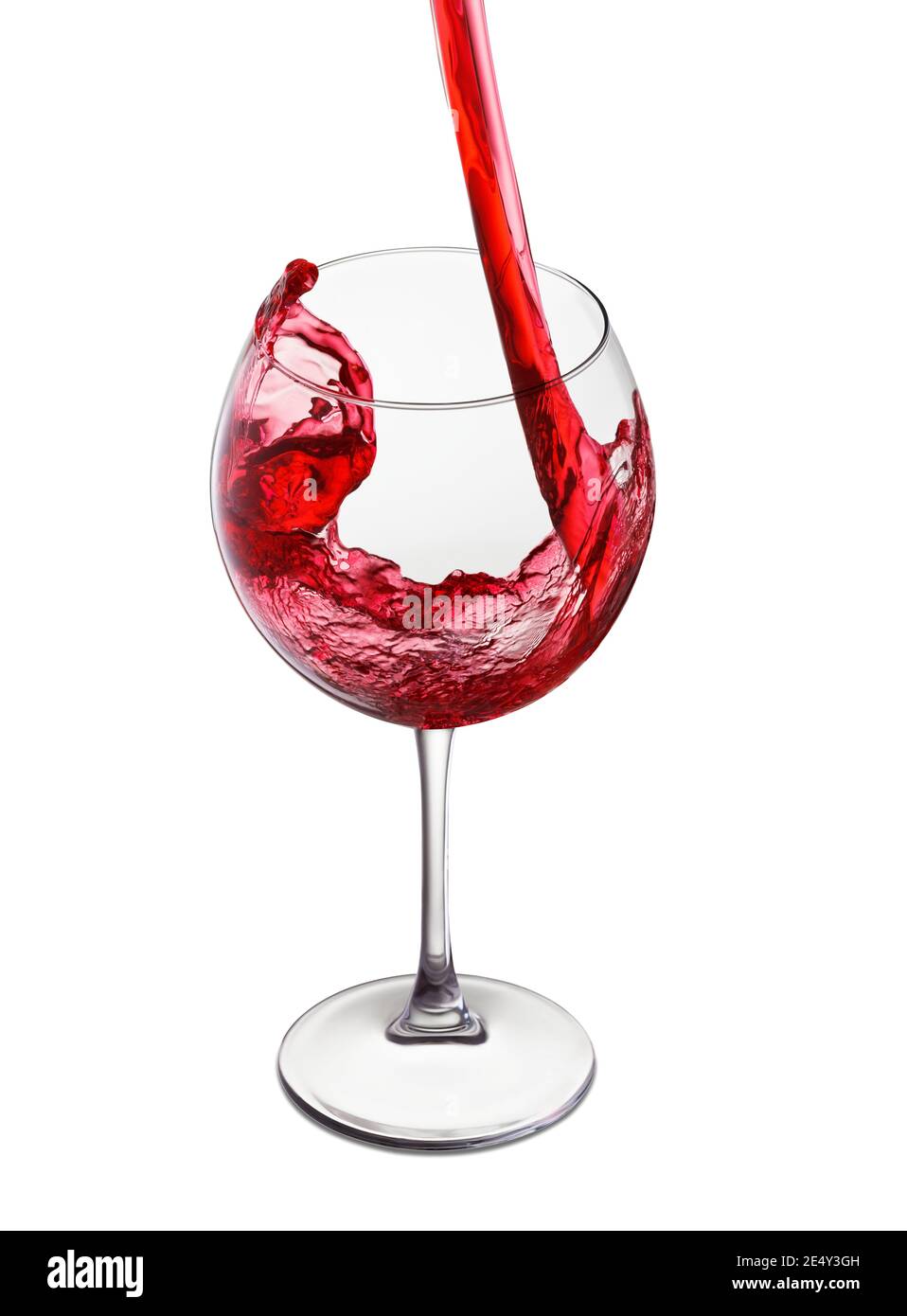 Vino rosso che si versa in un bicchiere di vino su sfondo blu Foto Stock