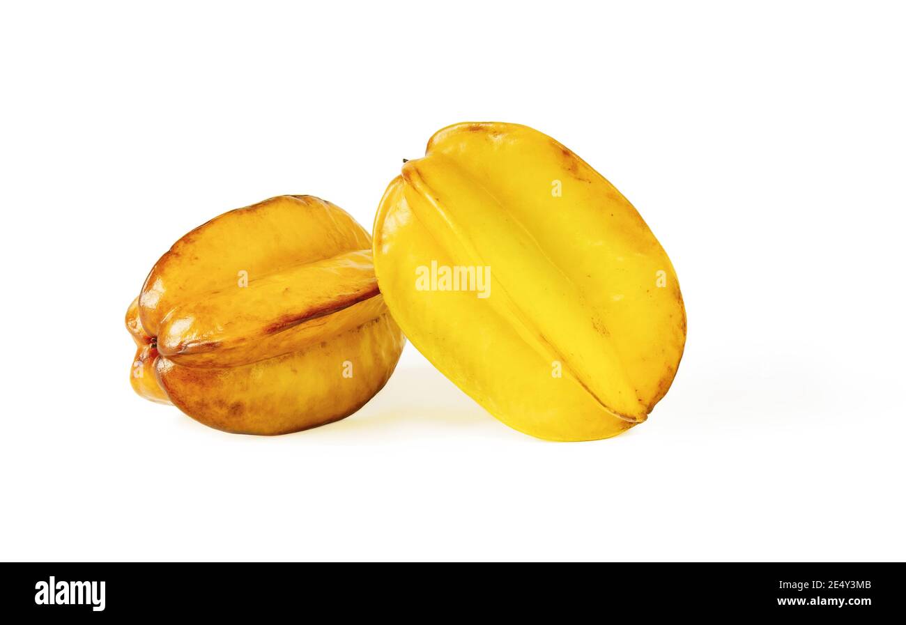 Due frutti stellari interi o carambola, maturi e sopracatti isolati su sfondo bianco. Ingredienti per cocktail, insalate, dolci alla frutta. Cibo vegetariano. Foto Stock