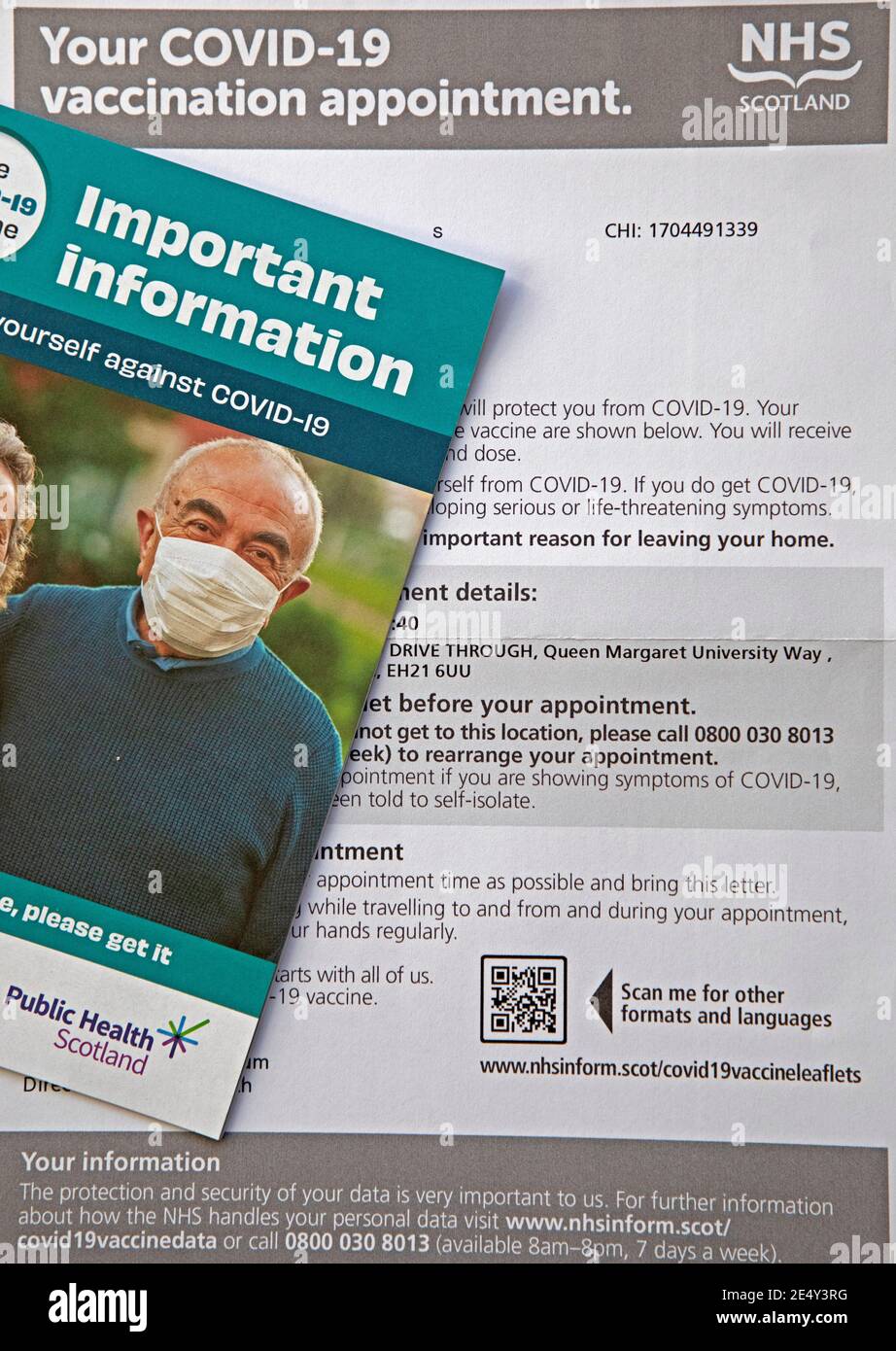 Edimburgo, Scozia, Regno Unito. 25 gennaio 2021. Arrivo della lettera di appuntamento per la vaccinazione di Covid-19 e volantino, presentato in Scozia per oltre anni 70, Regno Unito, non in una busta blu come ampiamente pubblicizzato. Foto Stock