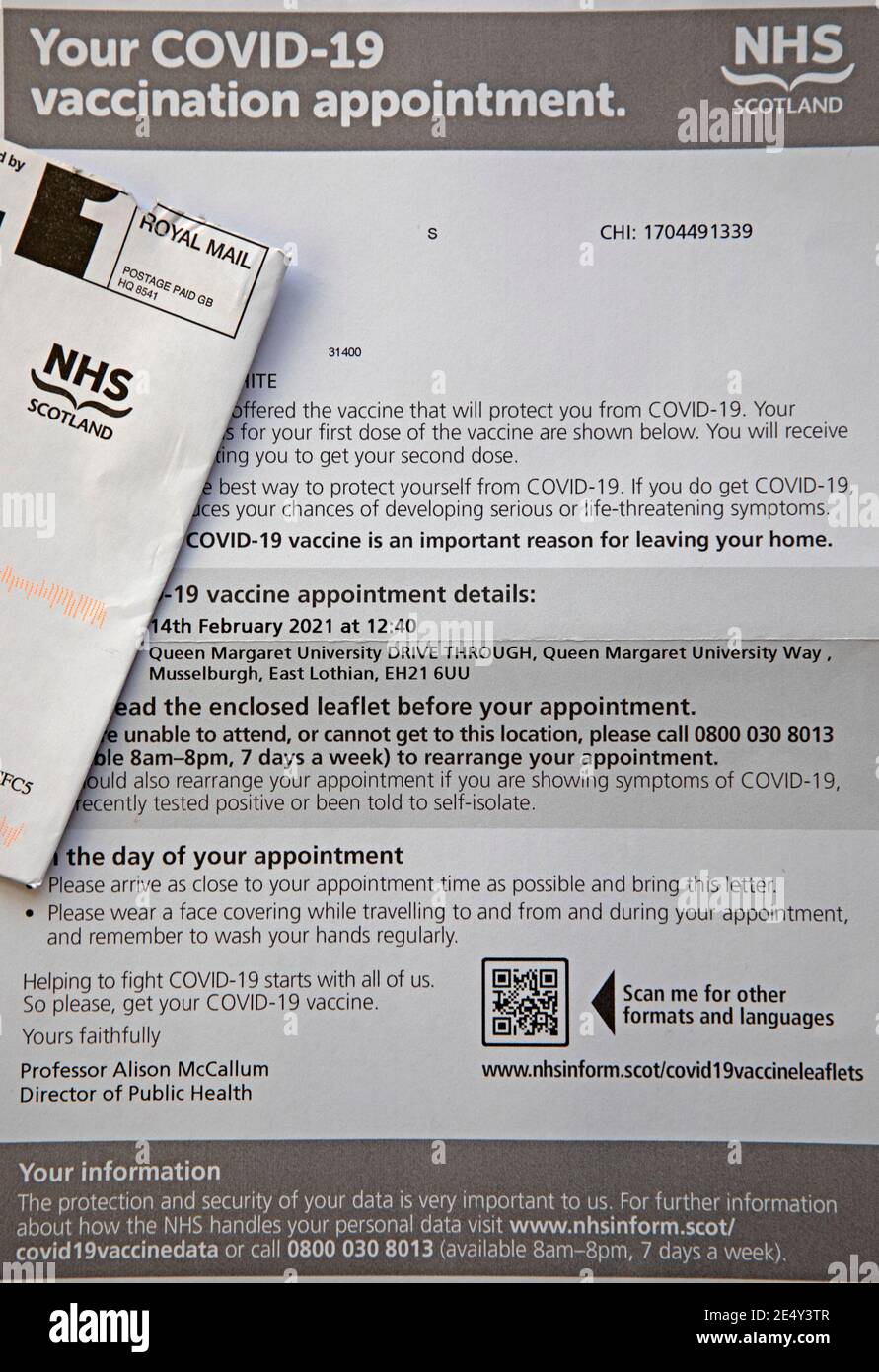 Edimburgo, Scozia, Regno Unito. 25 gennaio 2021. Arrivo della lettera di appuntamento per la vaccinazione di Covid-19 e volantino, presentato in Scozia per oltre anni 70, Regno Unito, non in una busta blu come ampiamente pubblicizzato. Foto Stock