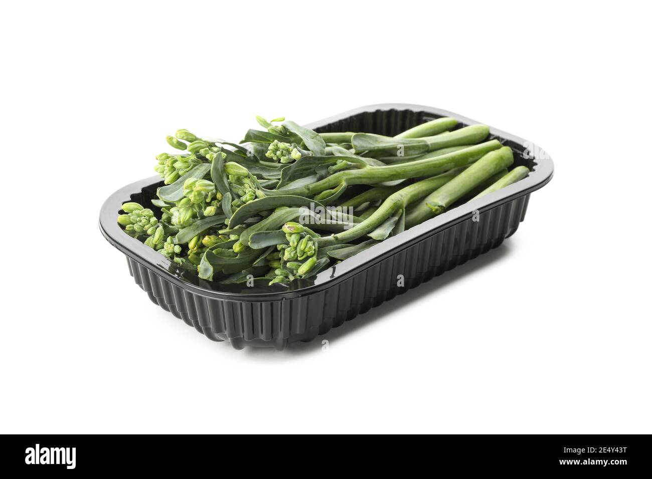 Contenitore in plastica con broccolini isolato su fondo bianco Foto Stock