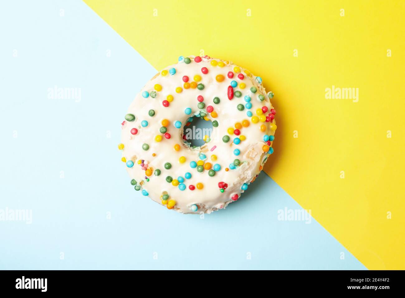 Una gustosa ciambella su sfondo a due tonalità Foto Stock