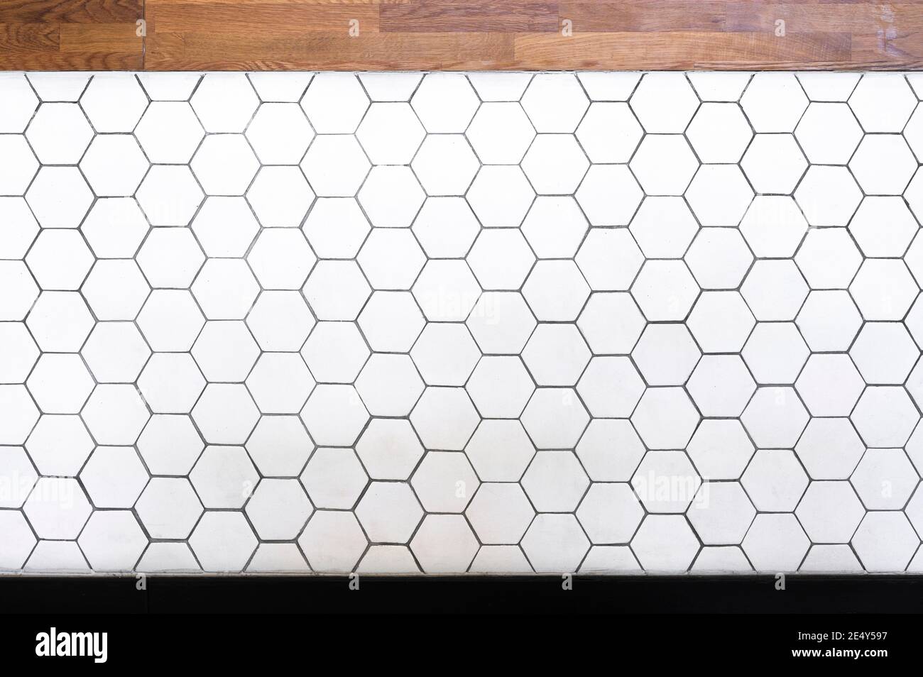 semplici piastrelle esagonali bianche e struttura in legno di gli esagoni come sfondo Foto Stock