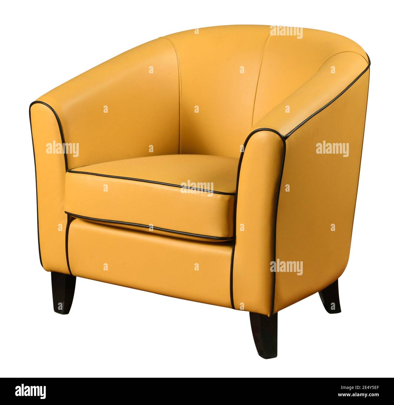 Design classico di elegante poltrona in pelle di colore giallo isolato su sfondo bianco Foto Stock
