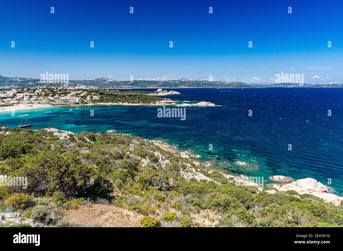 Colorata veduta estiva della costa settentrionale della Sardegna con Baia Sardinia, Capo d’Orso, distante Isola di la Madallena e Turchese Mediterran Foto Stock