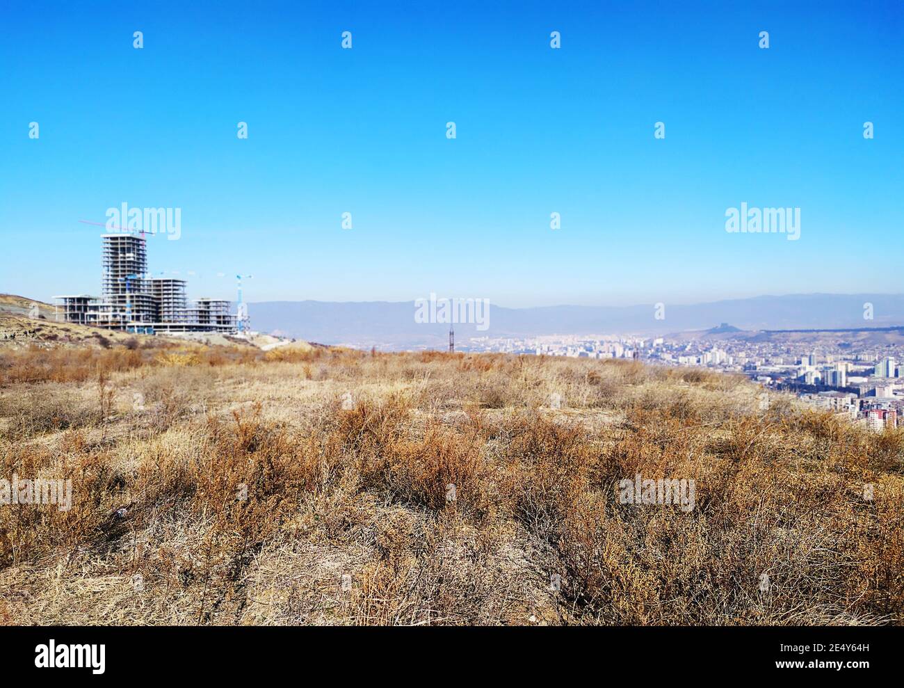 inverno soleggiato cielo nuvoloso sulla città Foto Stock