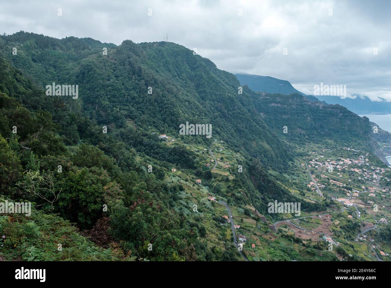 Piccolo vilage vicino ad una montagna di una foresta tropicale in un'isola Foto Stock