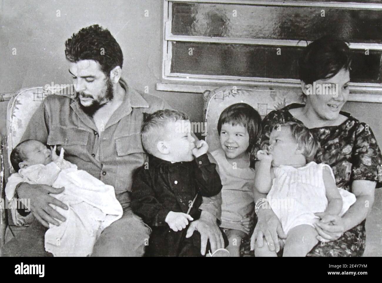 Ernesto che Guevara con sua moglie Aleida marzo e loro bambini Foto Stock