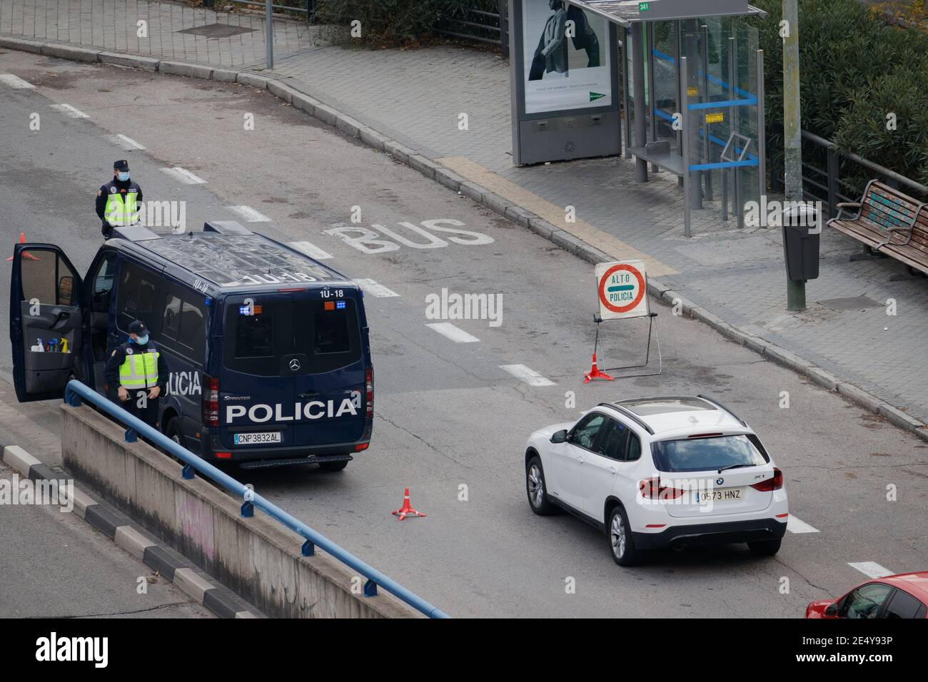 Madrid, Spagna; ottobre 24 2020: Controlli di polizia per prevenire una mobilità ingiustificata come misura imposta per prevenire la diffusione della COVID-19 Foto Stock