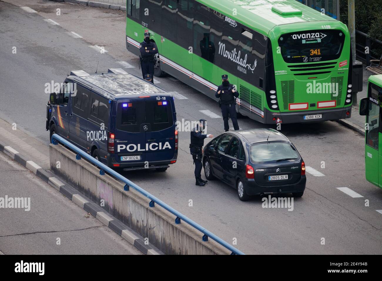 Madrid, Spagna; ottobre 24 2020: Controlli di polizia per prevenire una mobilità ingiustificata come misura imposta per prevenire la diffusione della COVID-19 Foto Stock