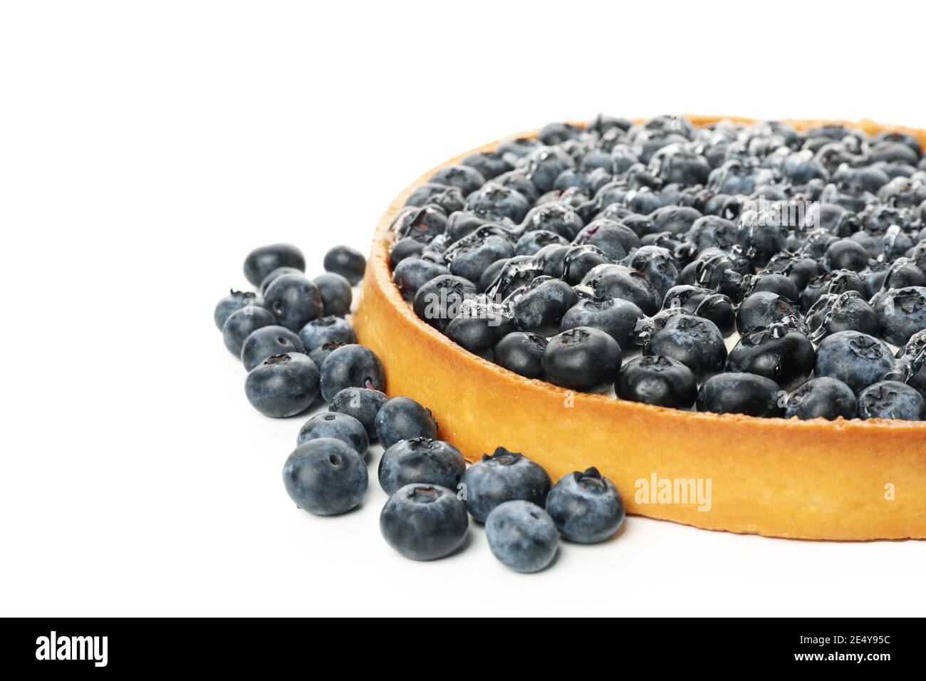 Gustosa torta di mirtillo isolato su sfondo bianco Foto Stock
