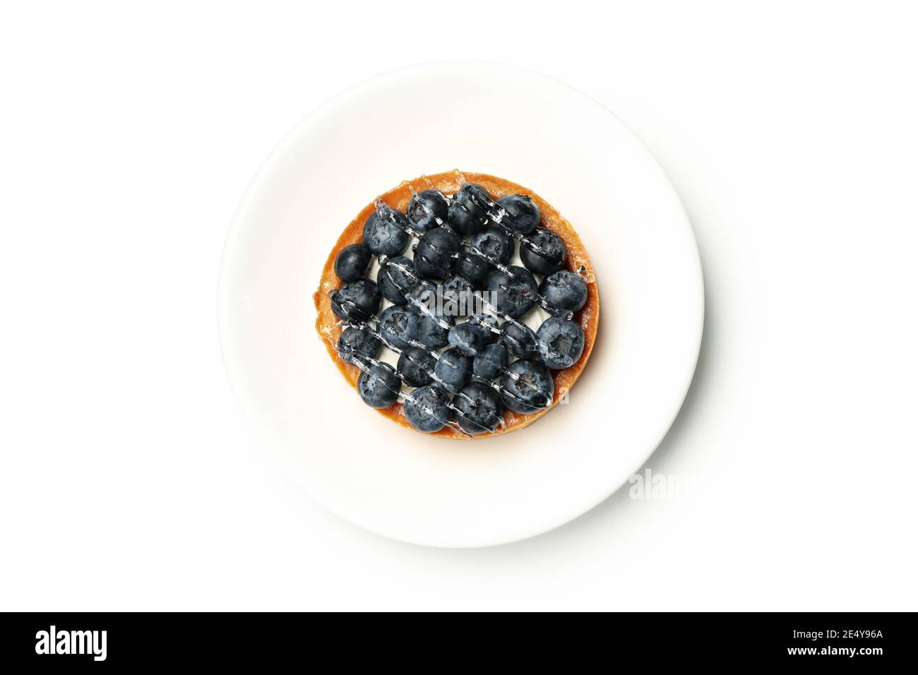 Piatto con torta di mirtillo isolato su sfondo bianco Foto Stock