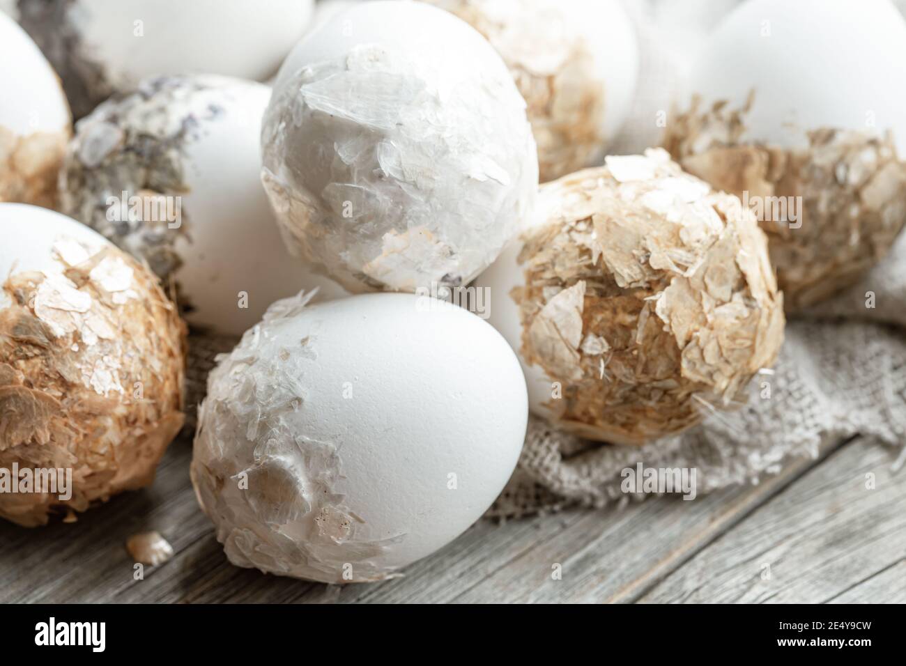 Un set di uova di Pasqua splendidamente decorate. Concetto di vacanza di Pasqua. Foto Stock