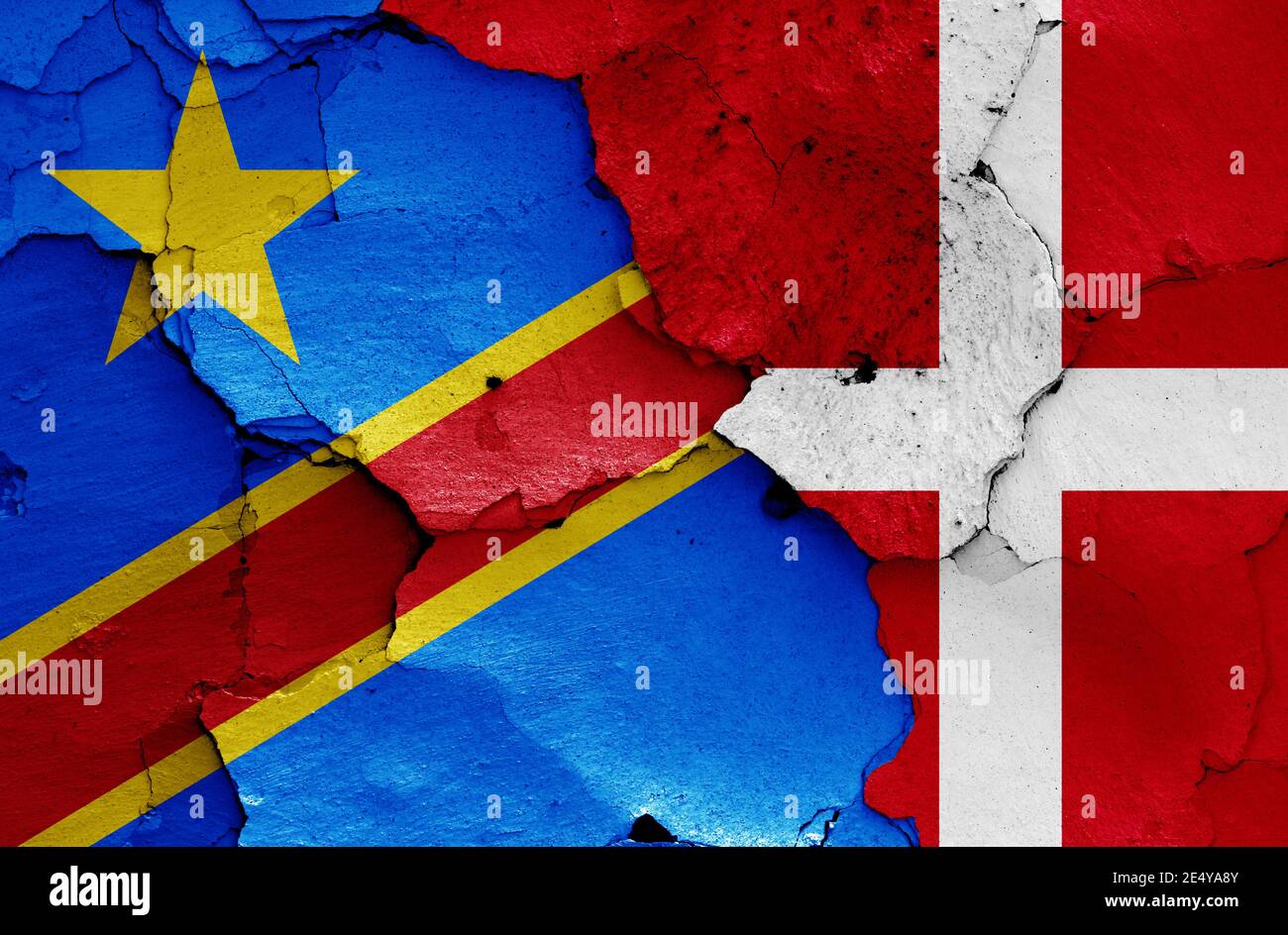 Bandiere della Repubblica Democratica del Congo e della Danimarca dipinte parete incrinata Foto Stock
