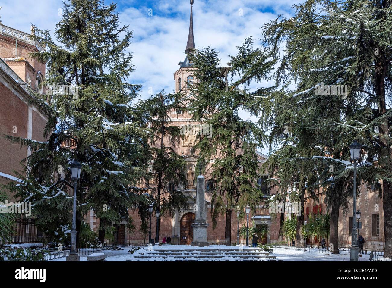 vista orizzontale di piazza bernardas nella città di alcala de henares dopo una nevicata con il convento di san bernard sullo sfondo di un soleggiato d Foto Stock