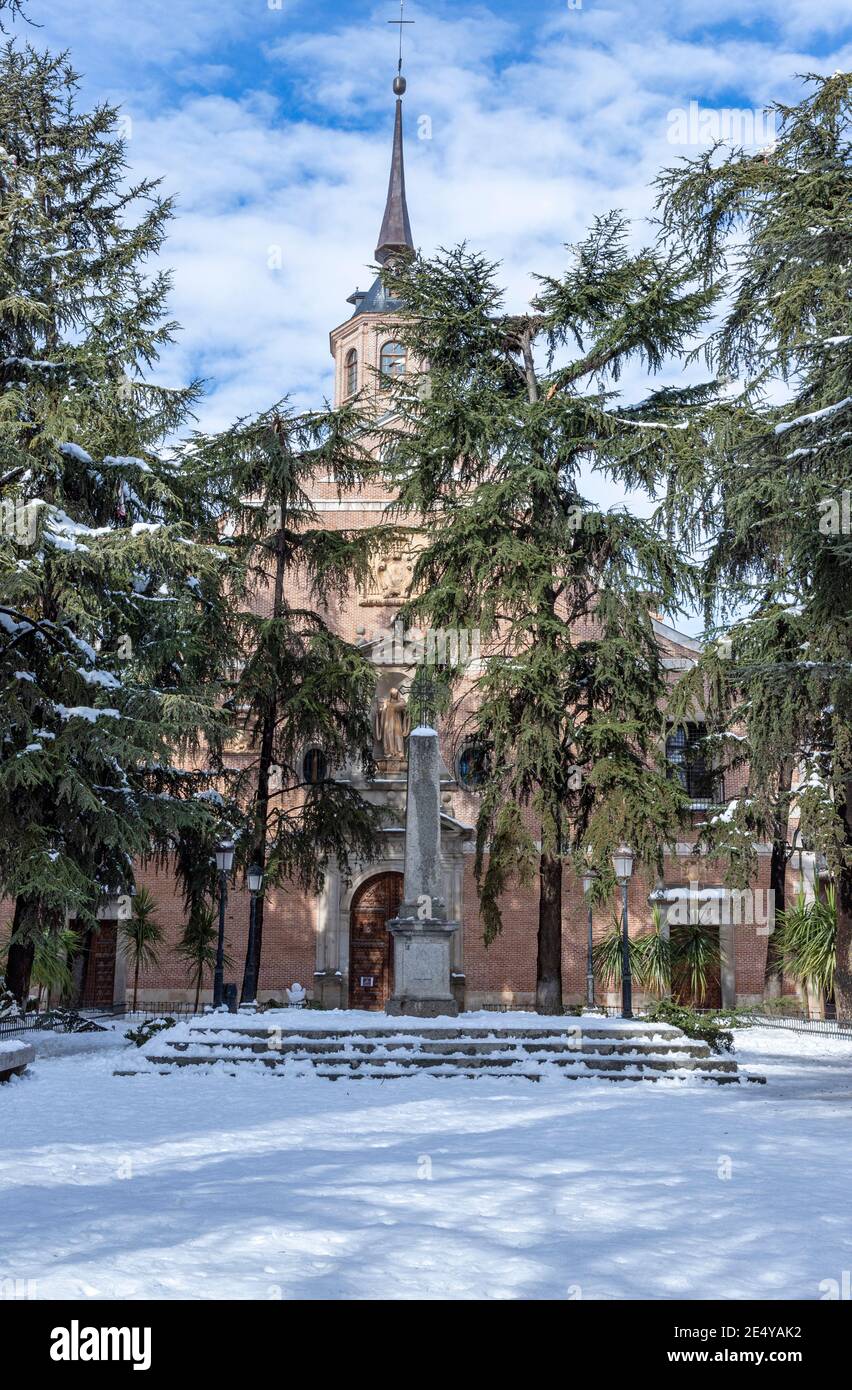 vista verticale di piazza bernardas nella città di alcala de henares dopo una nevicata con il convento di san bernardo sullo sfondo in una giornata di sole Foto Stock