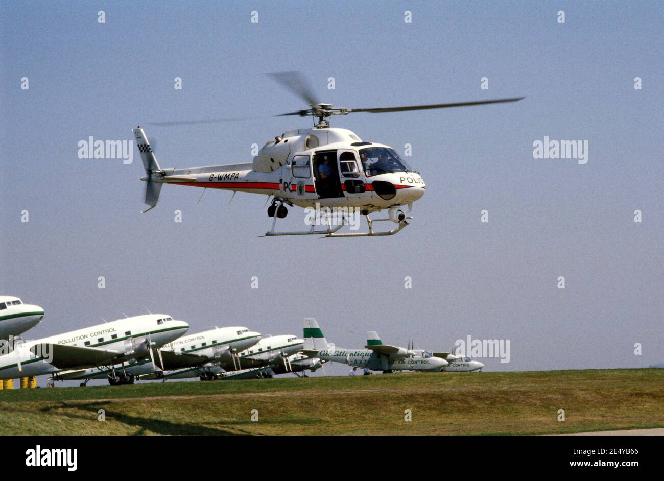 Un elicottero di polizia britannico utilizzato dalla polizia delle West Midlands Negli anni '90 all'aeroporto di Coventry durante un ministero di Trasporti Dakota esercizio di controllo dell'inquinamento Foto Stock