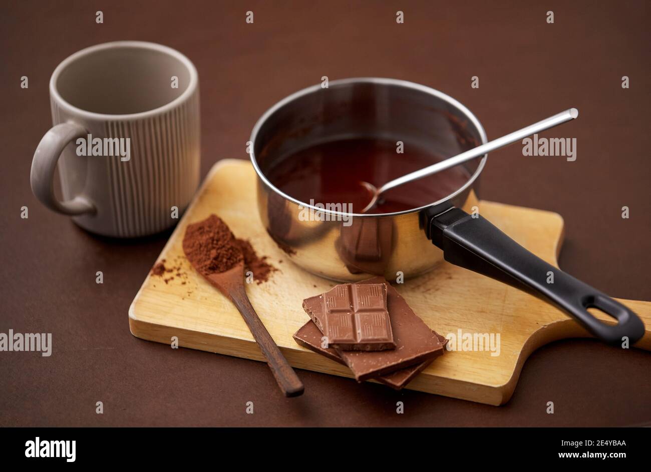 pentola con cioccolata calda, tazza e cacao in polvere Foto Stock