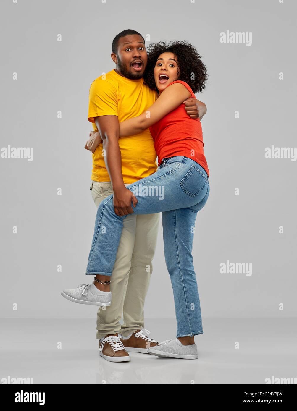paurito hugging della coppia afroamericana Foto Stock