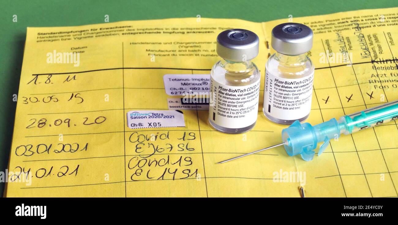 Symbolbild Corona-Impfung. Zwei Impfdosen, Impfspritze und der Eintrag der ersten und zweiten Corona-Impfung in einem Impfpass einer mit dem COVID-19-mRNA-Impfstoff der Firma BioNTech geimpften person. Dortmund, 25.01.2021 --- immagine del simbolo della vaccinazione corona. Due dosi di vaccinazione, siringa di vaccinazione e l'ingresso della prima e della seconda vaccinazione corona in un registro tedesco di vaccinazione di una persona vaccinata con il vaccino mRNA COVID-19 da BioNTech. Dortmund, 25 gennaio 2021 Foto Stock