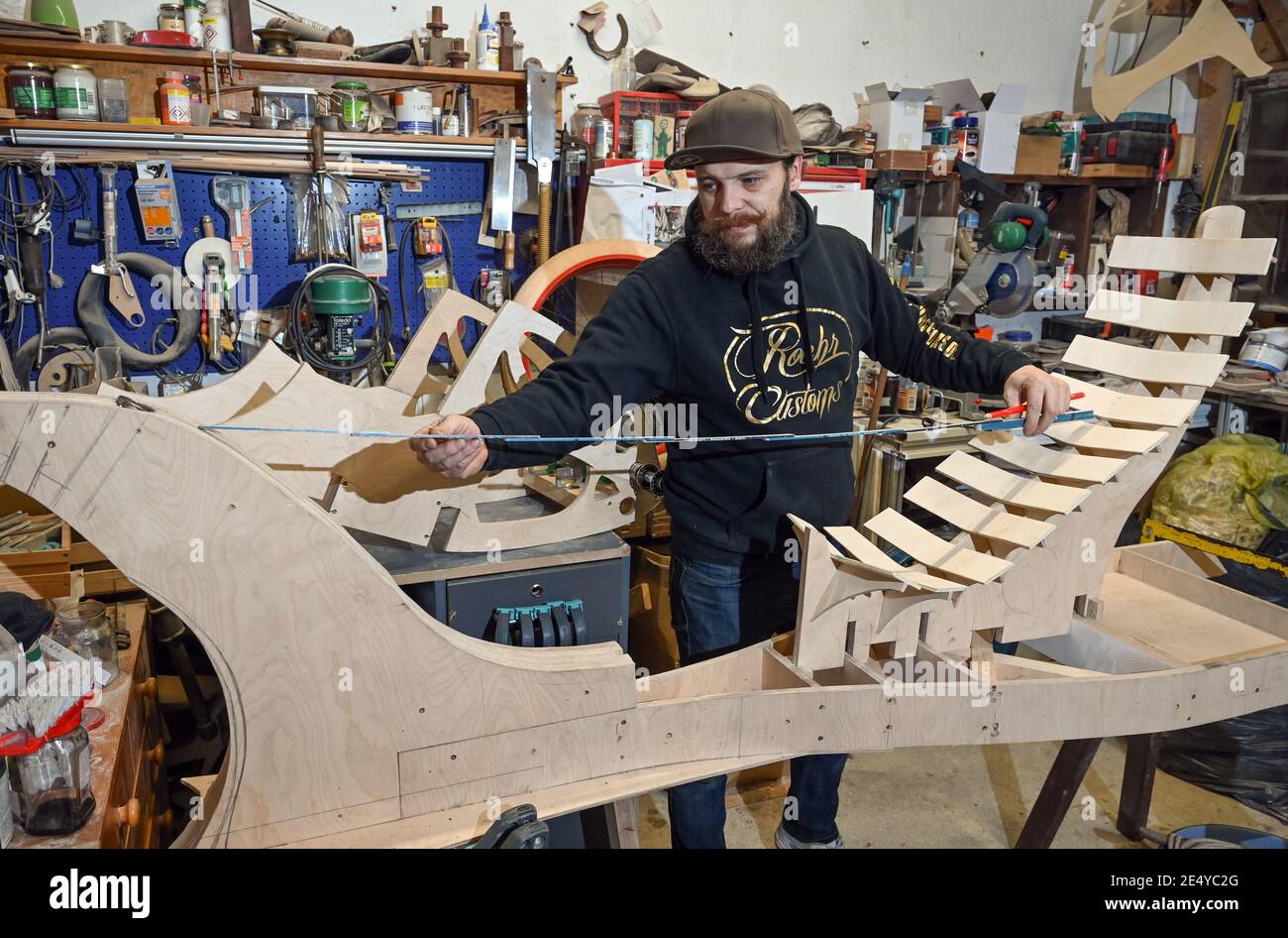 21 gennaio 2021, Brandeburgo, Fürstenwalde: Stefan Röhr, proprietario della dogana di Roehr, lavora su una bici reclinata su misura fatta di legno nella sua officina. Chi guida una bicicletta di Stefan Röhr si distingue inevitabilmente. Da nove anni l'artista di Fürstenwalde costruisce biciclette in legno e biciclette in un design speciale. Non ha ancora avuto un grande passo avanti con i suoi handmade One-off. Foto: Patrick Pleul/dpa-Zentralbild/ZB Foto Stock