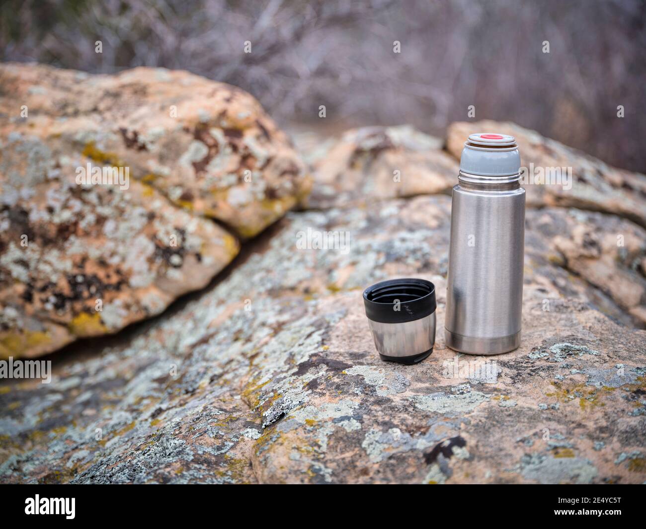 piccola bottiglia di thermos in acciaio e tè caldo su una roccia durante la  stagione fredda escursioni Foto stock - Alamy