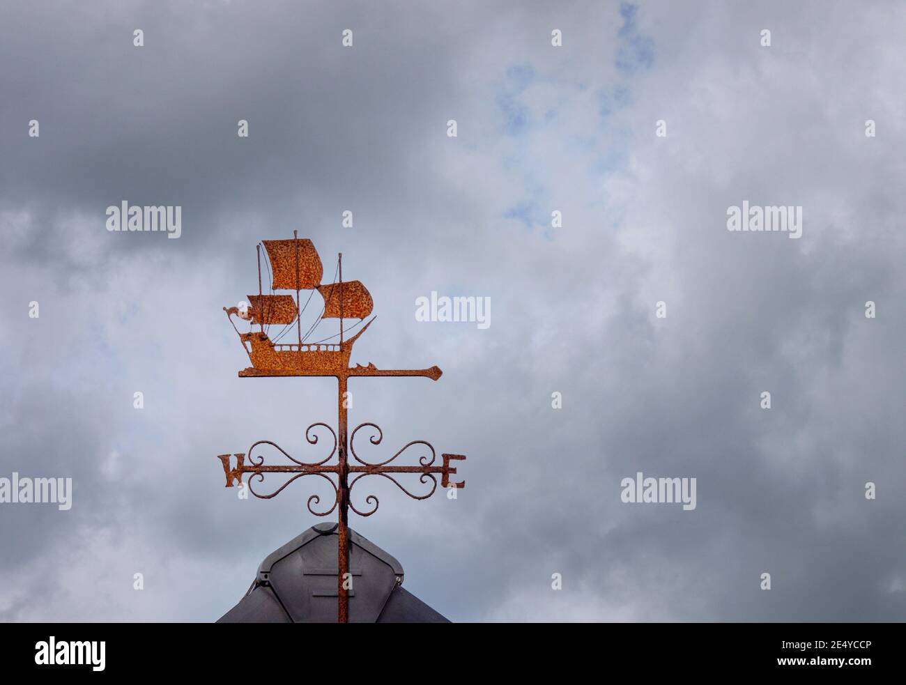 Nave galeone meteo paletta contro il cielo stormy grigio. Foto Stock