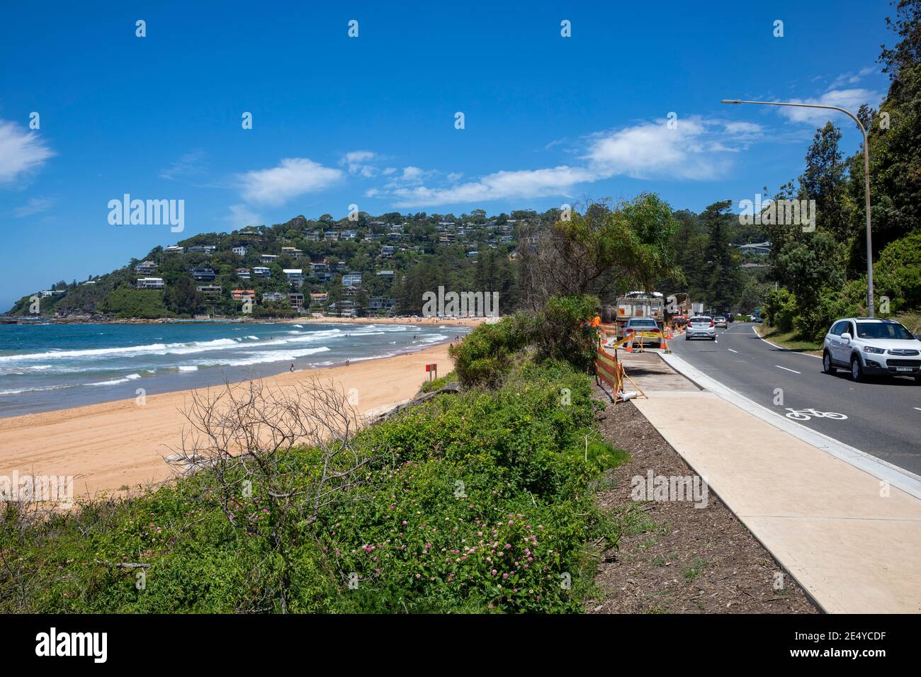 Palm Beach a Sydney e traffico lungo Barrenjoey Road, Sydney, NSW, Australia Foto Stock