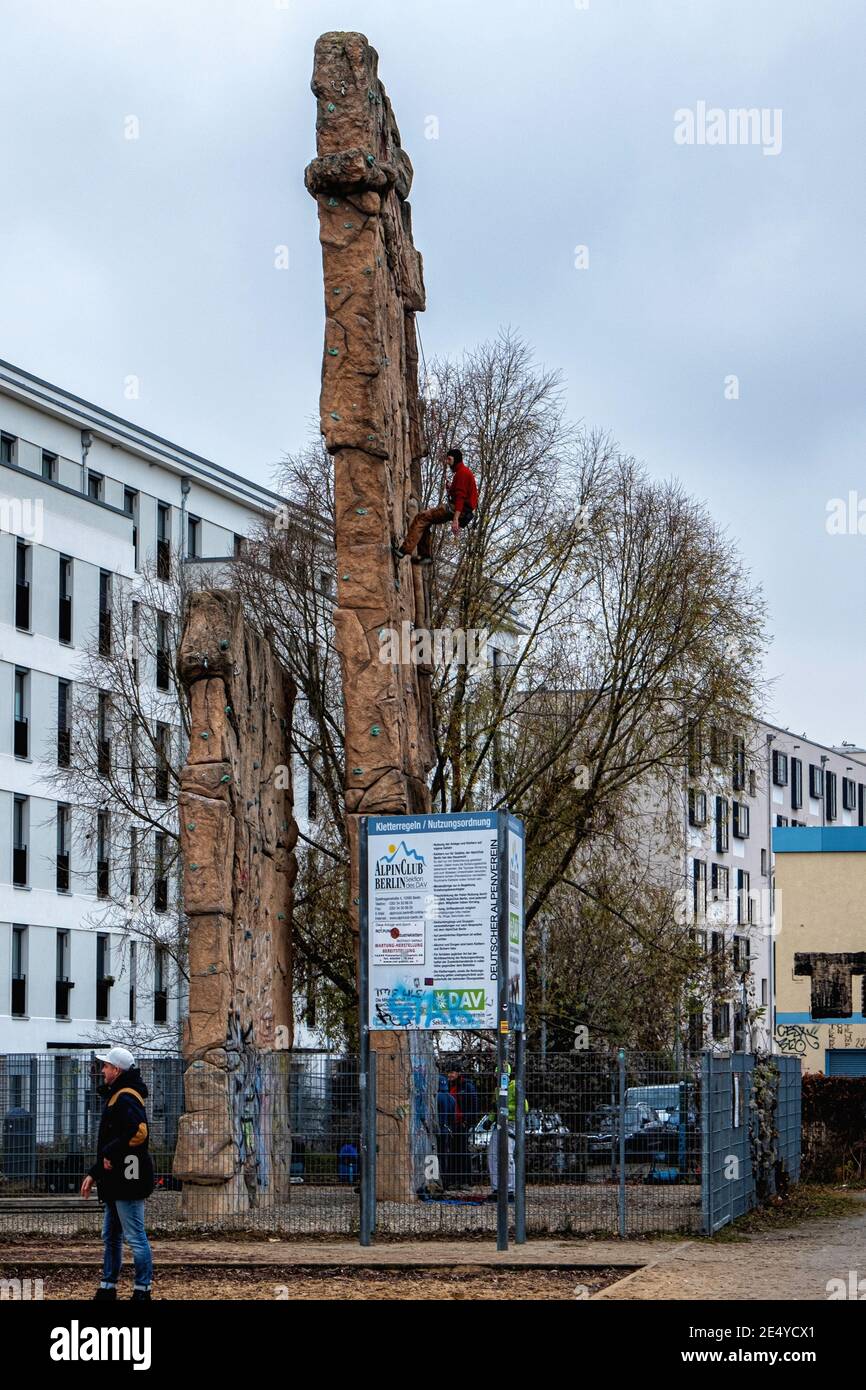 Parete di arrampicata all'estremità settentrionale del Mauerpark, Prenzlauer Berg, Berlino. È gestito dal Club Alpino tedesco. Parete esterna di Bouldering Foto Stock