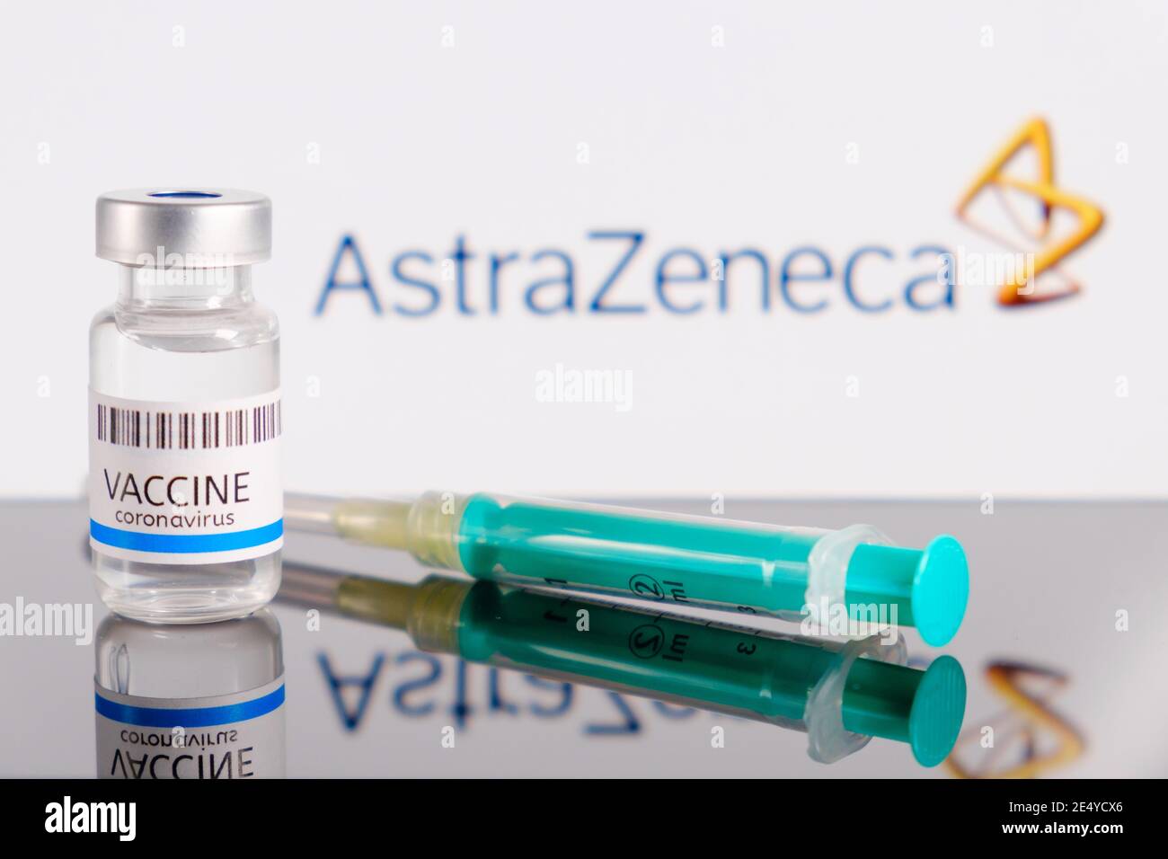 Logo AstraZeneca sullo sfondo del flacone o flaconcino con vaccino e siringa per iniezione per la prevenzione del coronavirus, SARS-COV-2, Covid-19 Foto Stock