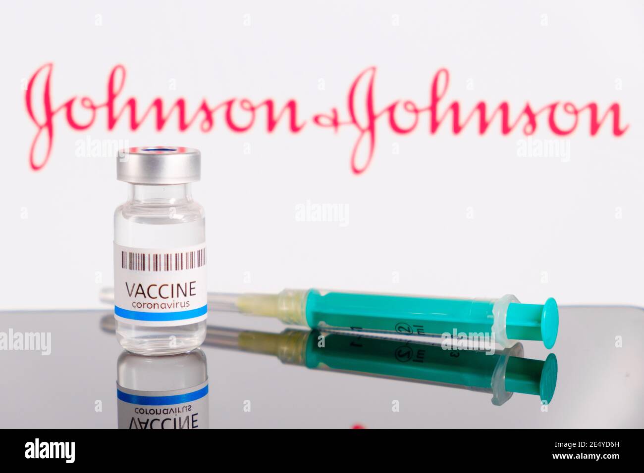 Logo Johnson e johnson sullo sfondo del flacone o flaconcino con vaccino e siringa per iniezione per la prevenzione del coronavirus, SARS-COV-2, Covid Foto Stock