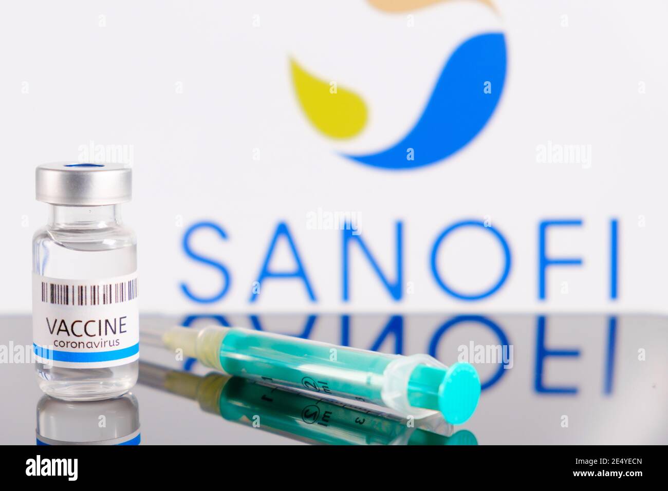 Logo Sanofi sullo sfondo del flacone o flaconcino con vaccino e siringa per iniezione per la prevenzione del coronavirus, SARS-COV-2, Covid-19, gennaio Foto Stock